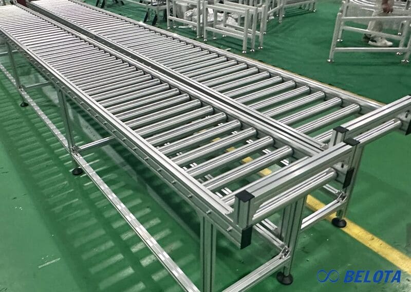 Các con lăn được sắp xếp với độ nghiêng nhất định để tạo hướng trượt