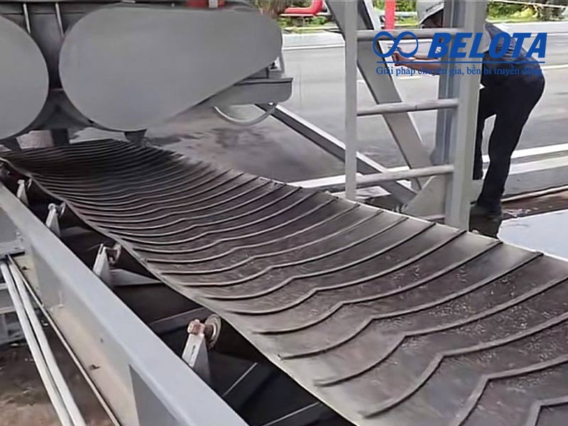 Kỹ thuật viên kiểm tra độ căng băng tải sau khi điều chỉnh