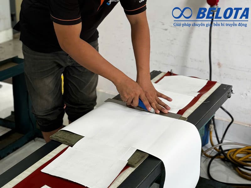 Cắt phần nhựa thừa ở biên băng tải