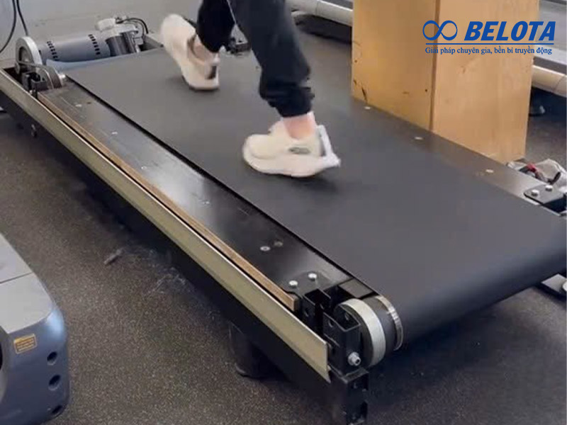 Chạy thử máy chạy bộ sau khi thay băng tải trước khi ráp hoàn thiện