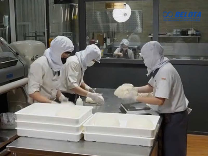 Chia bột thành các thành phần nhỏ với trọng lượng chính xác