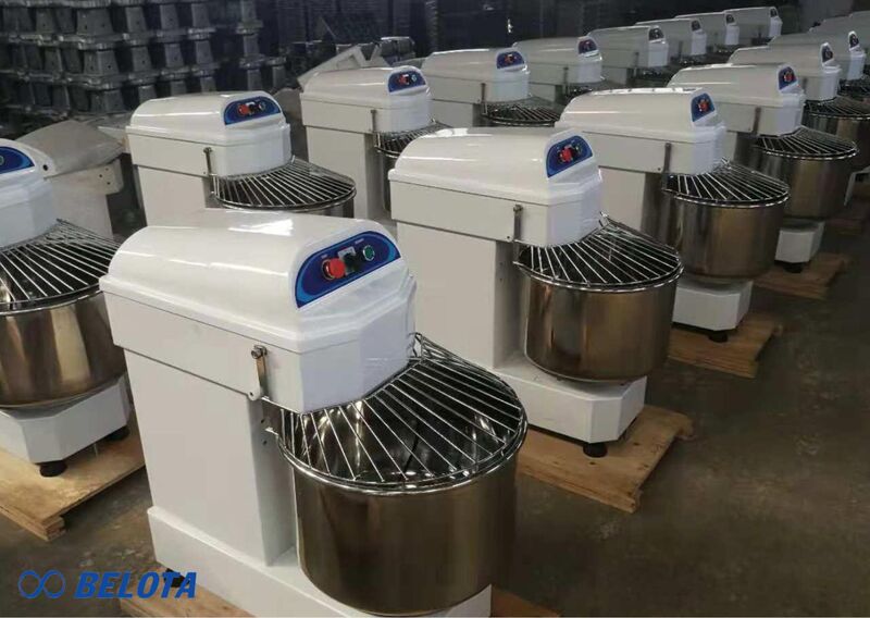 Chuẩn bị nguyên liệu đầu vào và trộn bột, nhân bánh