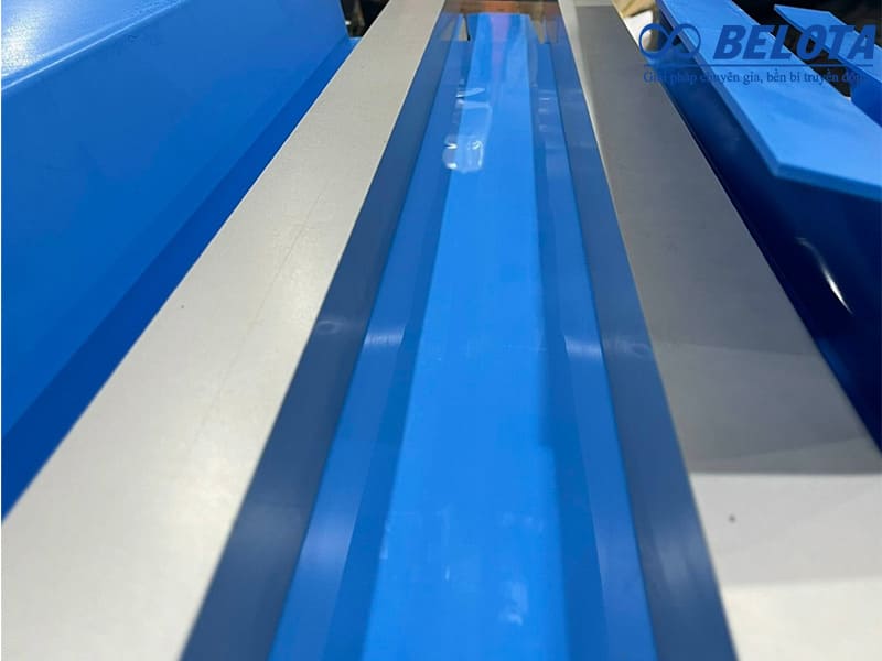 Cố định hai mép băng tải trước khi ép