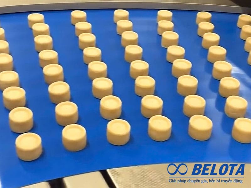 Công đoạn tạo hình bánh ngọt