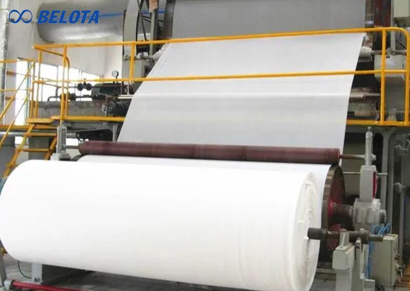Cuộn giấy khổ lớn (Jumbo Reel) được đưa lên máy xả cuộn