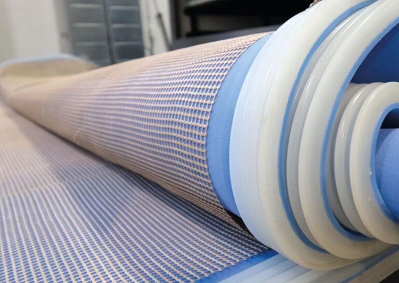 Đặt tấm lưới PTFE chịu nhiệt xuống đáy túi trước khi đặt bộ kính