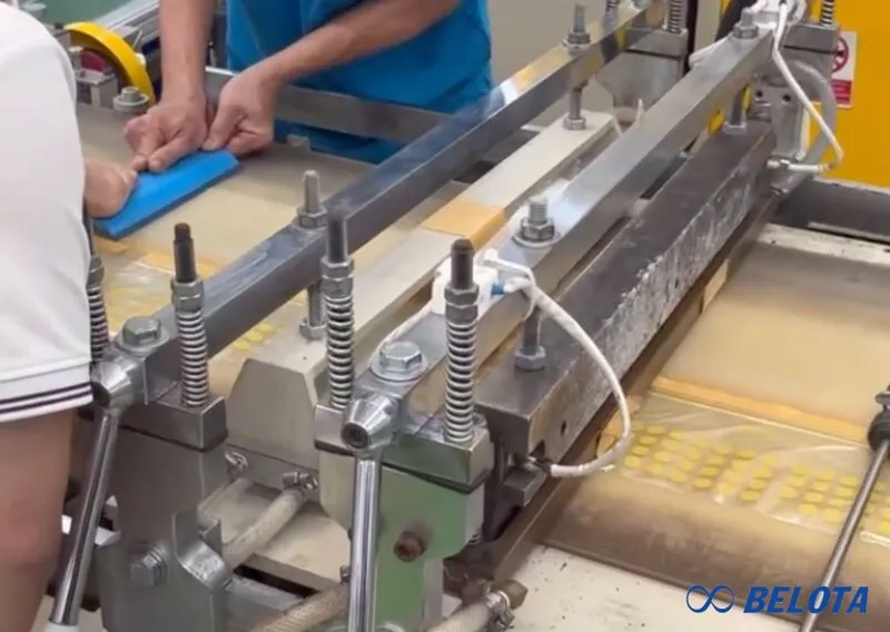 dấu hiệu rõ ràng nhất của băng tải kém chất lượng là tình trạng chạy lệch, rung lắc hoặc không giữ được hướng chuyển động ổn định