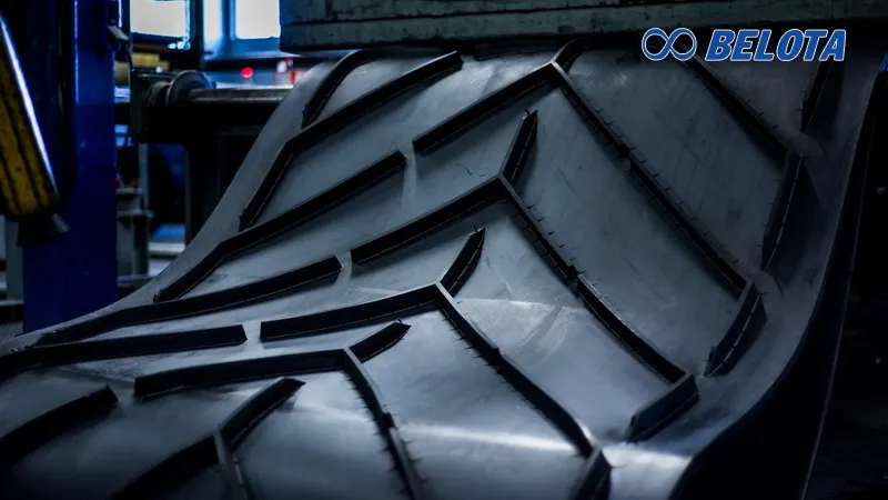 Dây băng tải cao su dán gân được thiết kế với đường gân nổi trên bề mặt