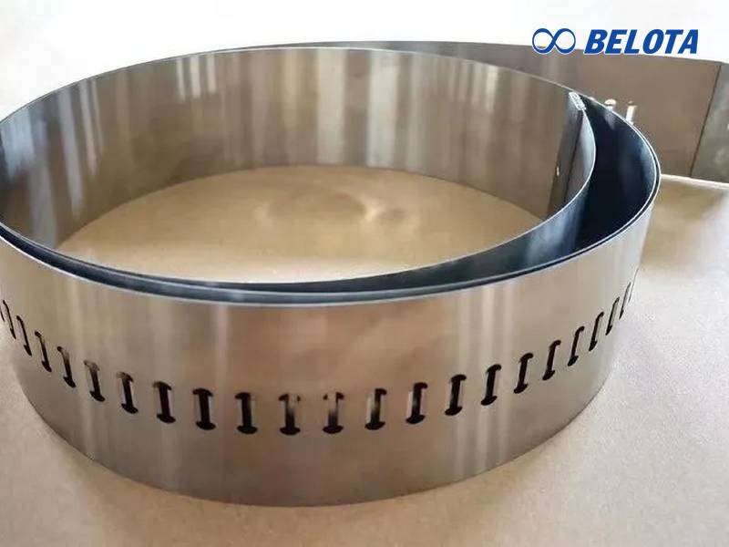 Dây băng tải thép đục lỗ được gia công bằng phương pháp dập, cắt laser hoặc ăn mòn hóa học