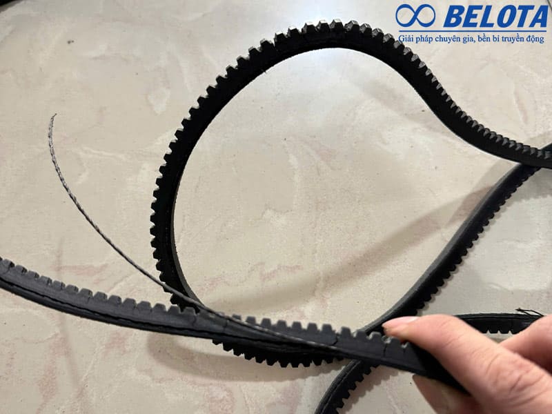 Dây curoa giả nhanh giãn mất độ bám (Ảnh chụp thực tế của Belota)