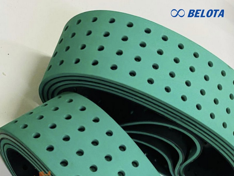 Dây đai dẹt đục lỗ là loại dây curoa bản dẹt được thiết kế với các lỗ thoát khí trên bề mặt