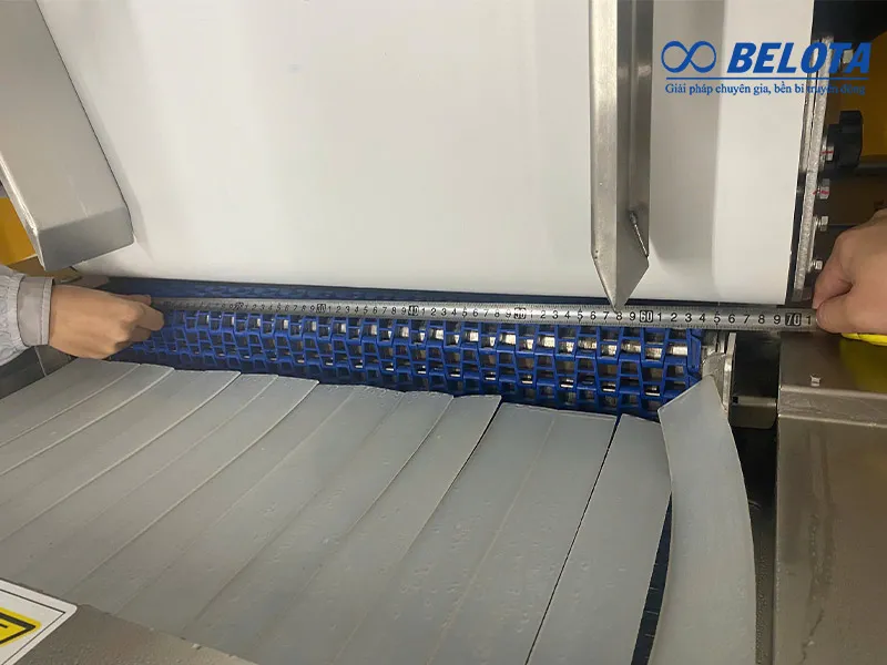 Đo chiều rộng dây băng tải trực tiếp trên hệ thống bằng thước thép
