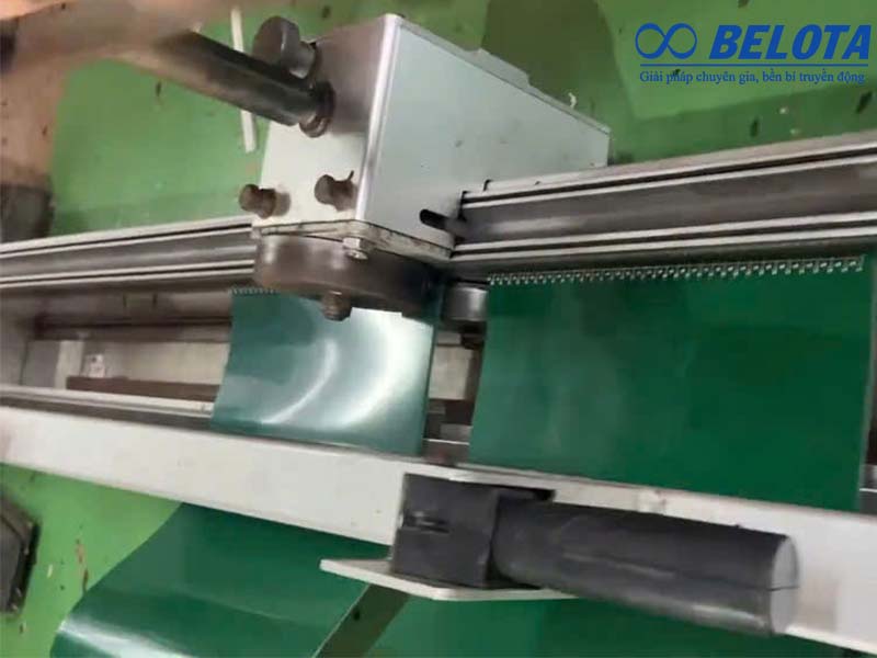 Đóng móc băng tải bằng máy chuyên dụng