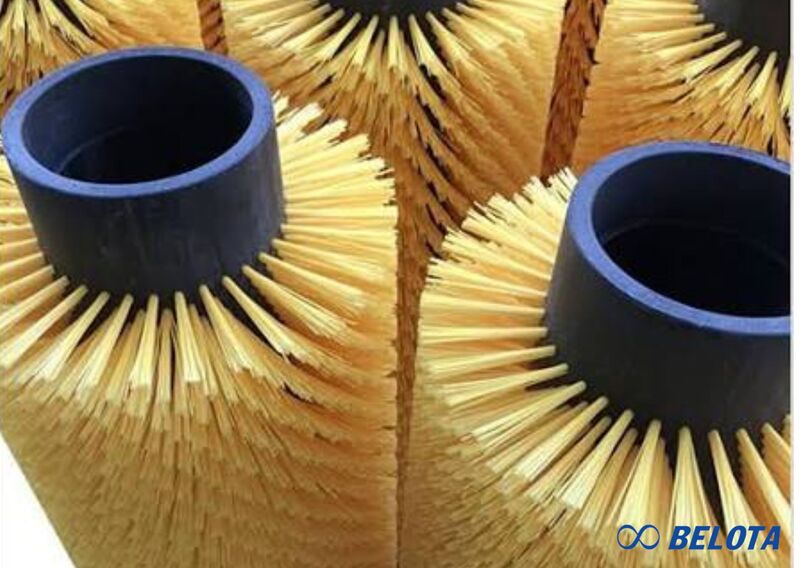 Gạt chổi con lăn chạy điện sử dụng động cơ giảm tốc để dẫn động chổi quay ngược chiều chuyển động của băng tải