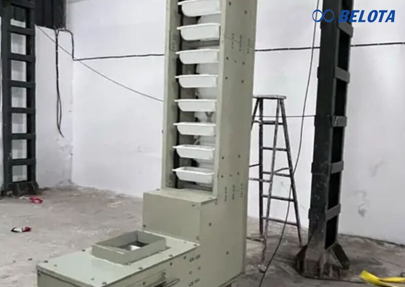 Gầu tải đứng là thiết bị cơ khí chuyên dùng để vận chuyển vật liệu rời từ vị trí thấp lên vị trí cao theo phương thẳng đứng hoặc nghiêng
