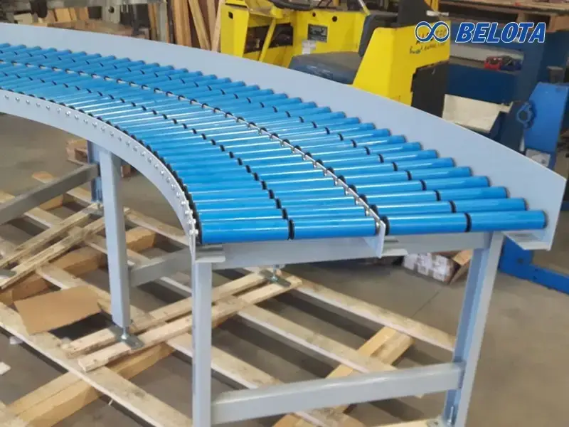 Giá băng tải con lăn phụ thuộc vào nhiều yếu tố kỹ thuật và yêu cầu vận hành của từng doanh nghiệp