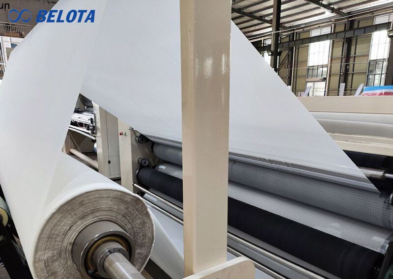 giấy được vận chuyển bằng các dây đai dẹt đi qua cụm dập nổi (Embossing)