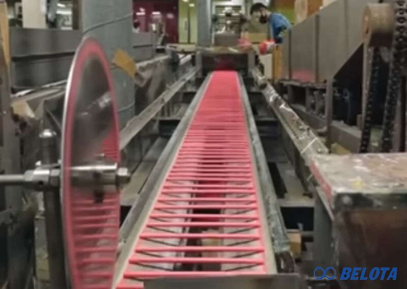 Hệ thống rãnh được thiết kế chính xác trên bề mặt băng tải giúp cố định từng cây bút chì trong suốt quá trình vận chuyển