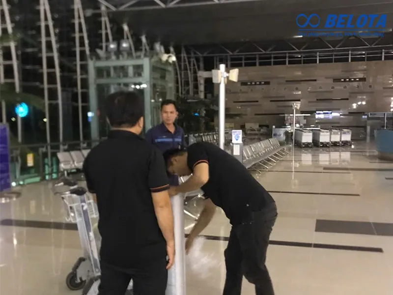 Hình ảnh thực tế của đội ngũ kỹ thuật Belota tại sân bay quốc tế Cần Thơ để tiến hành lắp băng tải lên máy