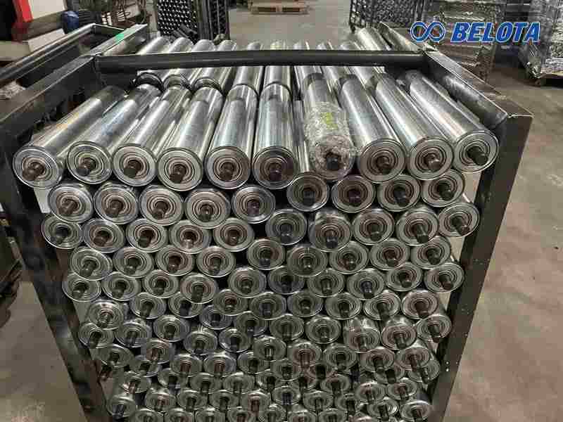 Kết cấu thép cứng vững giúp con lăn chịu được tải trọng từ trung bình đến nặng