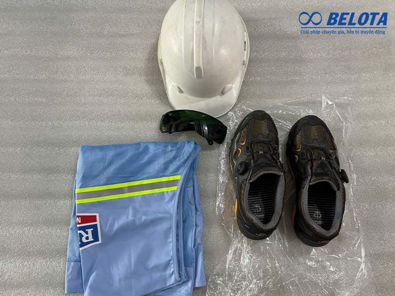 Khi vệ sinh hệ thống băng tải cần trang bị đồ bảo hộ đầy đủ