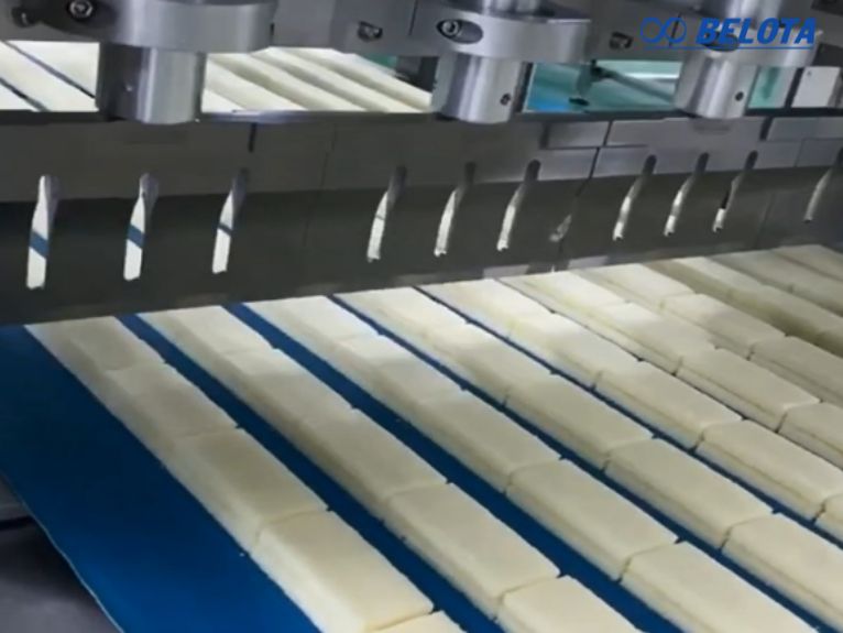 Khuôn sau khi được chiết bột sẽ đặt lên băng tải PU (băng tải thực phẩm) để di chuyển vào lò