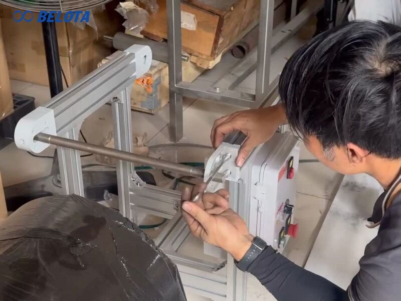 Kỹ thuật viên Belota đang gia công băng tải con lăn nhôm định hình cho khách