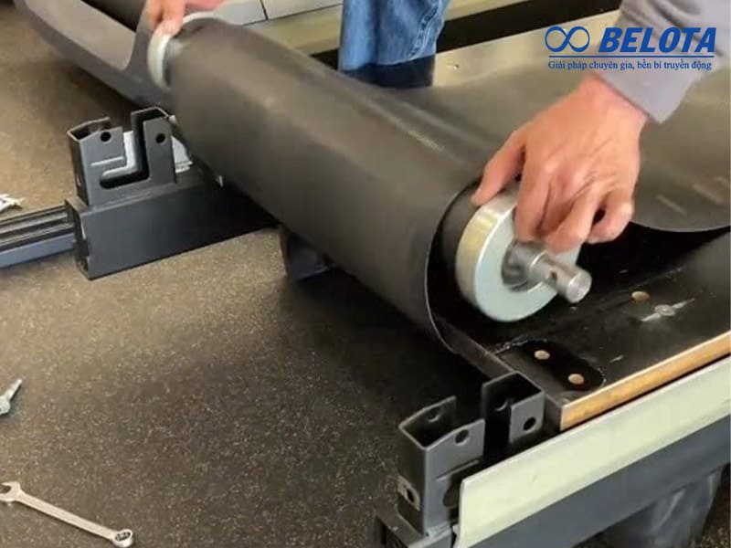 Lấy con lăn ra khỏi máy chạy bộ để tiến hành tháo băng tải
