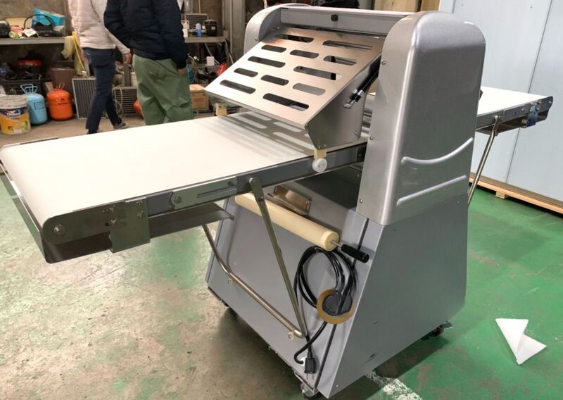 Máy cán bột 2 chiều được thiết kế với hệ thống băng tải chạy qua lại