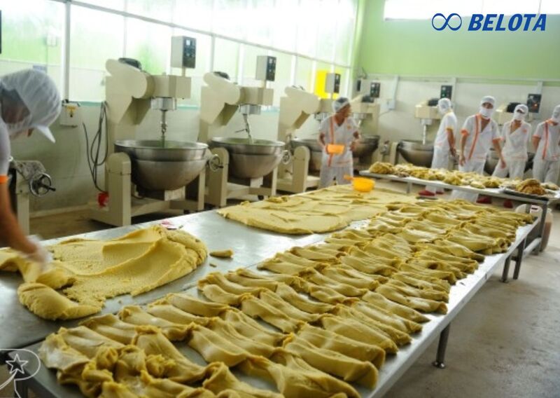 Máy cán bột hoạt động kết hợp với băng tải và hệ thống con lăn giúp cán bột thành từng lớp mỏng