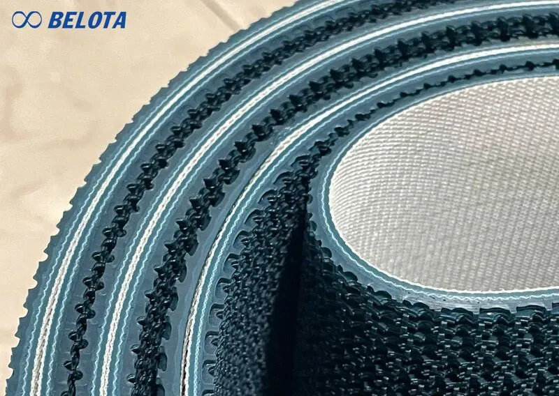 Một dây băng tải PVC xanh có cấu tạo từ 1-4 lớp bố vải