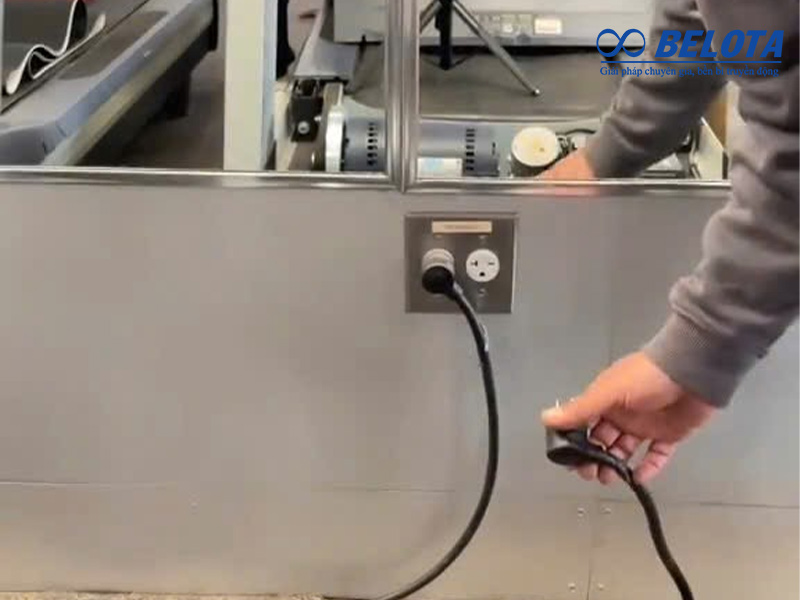 Ngắt nguồn điện máy chạy bộ để đảm bảo an toàn