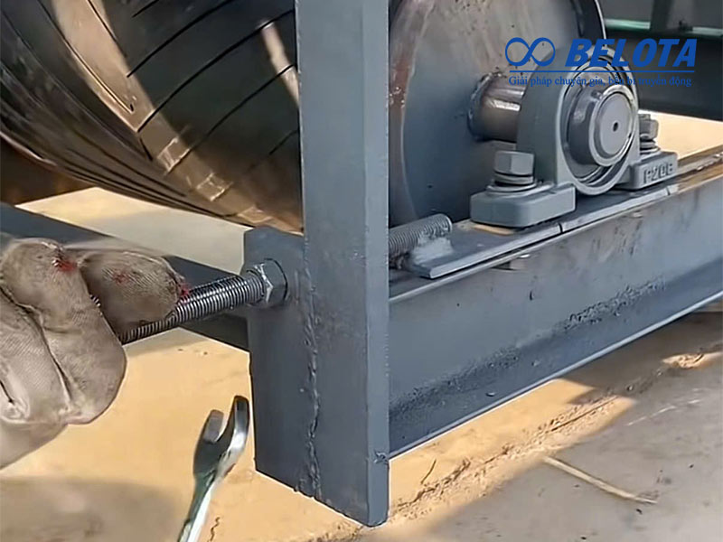 Nới lỏng bulong để điều chỉnh băng tải