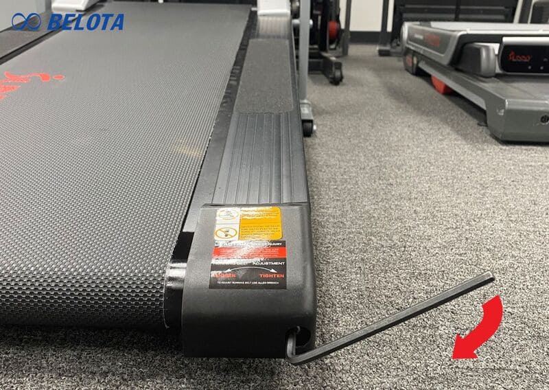 Phần đuôi bàn chạy có 2 bu lông cân chỉnh băng tải