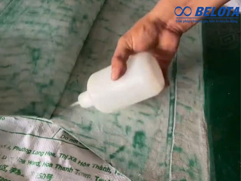 Phủ keo lên bề mặt băng tải