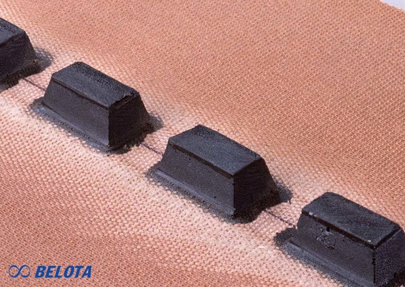Phụ kiện gân V dán băng tải là một chi tiết được gia công và dán trực tiếp lên mặt dưới dây băng tải