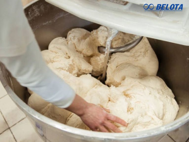 Quá trình trộn là bước quan trọng quyết định kết cấu của bánh