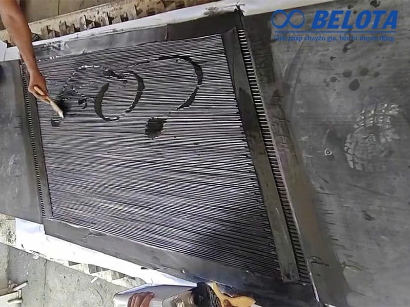 Quét keo lưu hóa mỏng và đều lên từng lớp bố