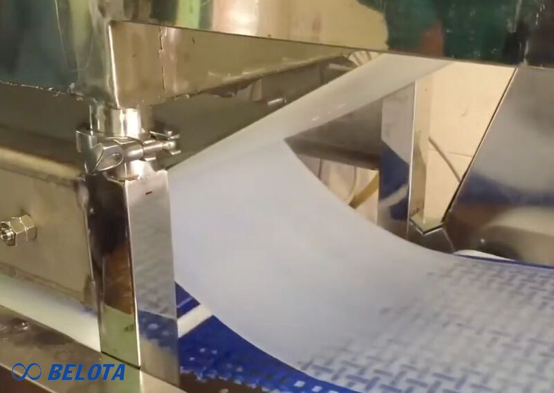 Quy trình sản xuất bánh tráng - Công đoạn này hỗn hợp sẽ được dàn đều trên vỉ thành lớp bánh mỏng