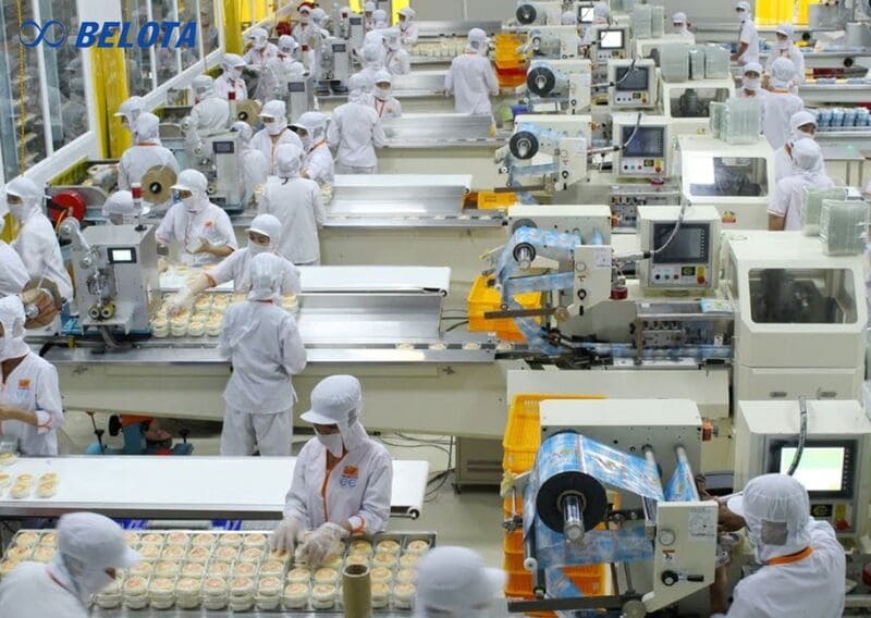 Sau khi bánh đã nguội hoàn toàn, sản phẩm được vận chuyển qua băng tải đóng gói