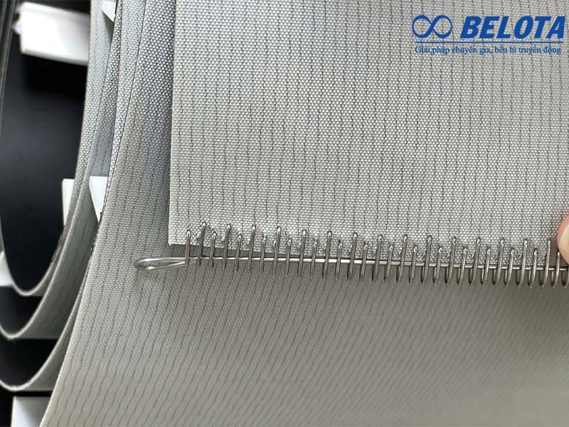 Sau khi đóng móc kết nối hai đầu băng bằng ty xỏ