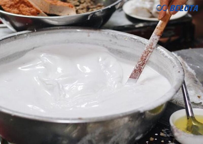 Sau khi ngâm, gạo được nghiền cùng với nước để tạo thành dịch bột có màu trắng đục