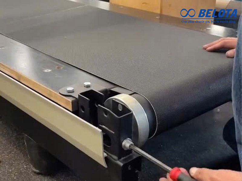 Siết bulong đều 2 bên điều chỉnh độ căng băng tải