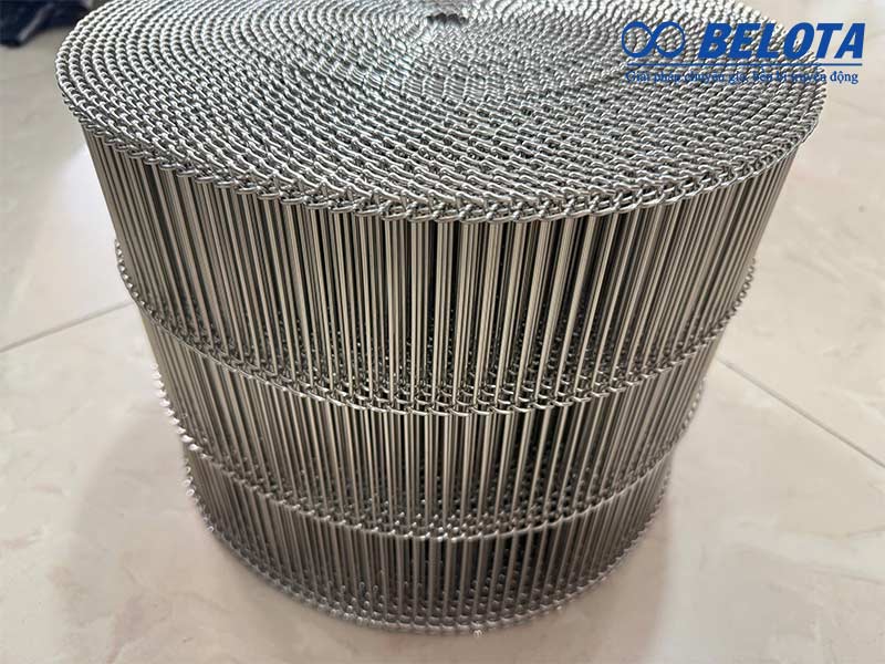 So sánh cấu trúc mắt lưới của băng tải lưới inox