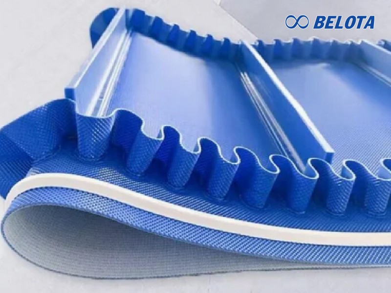 Structure of PU sidewall conveyor belt with scrapers