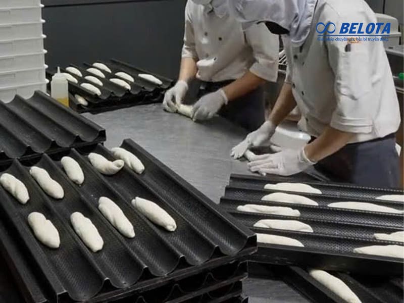 Tạo hình bánh mì và sắp xếp vào khuôn