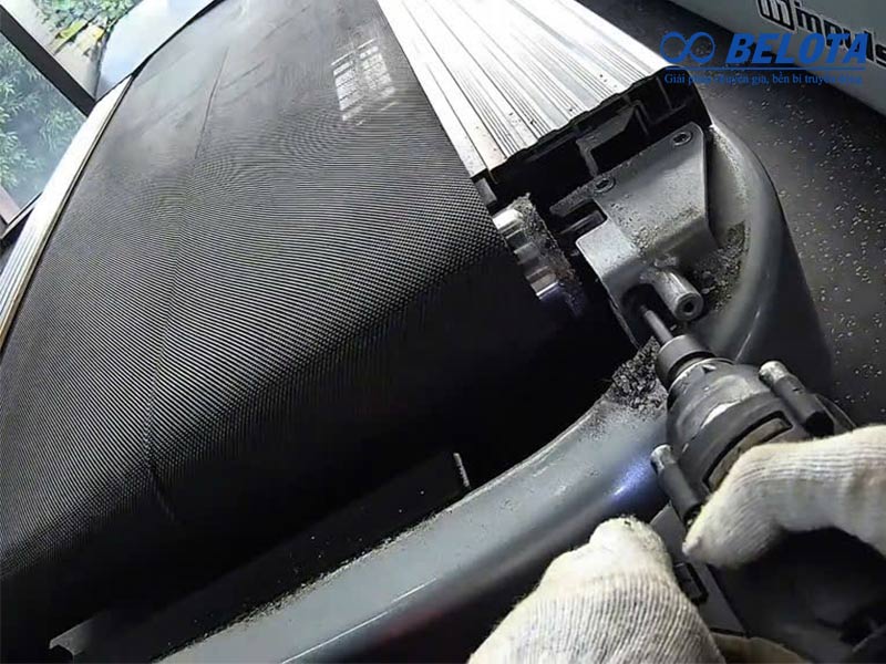 Tháo bulong con lăn sau của máy chạy bộ