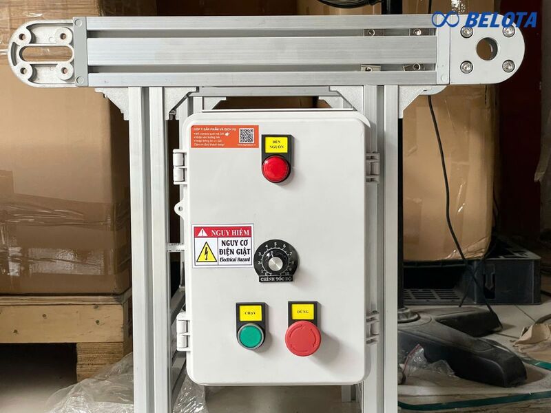 Thiết bị điều khiển Bao gồm cảm biến, bộ chặn sản phẩm (stopper) và biến tần giúp điều chỉnh tốc độ phù hợp với từng công đoạn