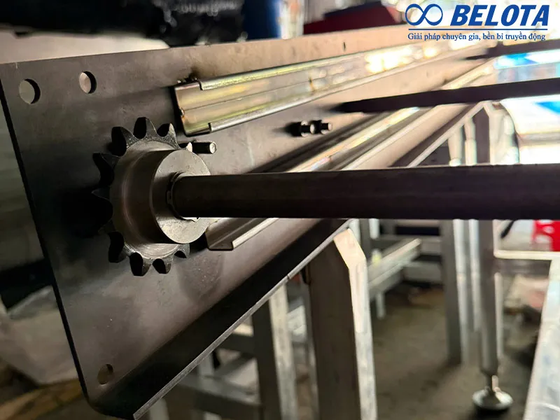 Thiết kế băng tải cao su là quá trình tính toán, lựa chọn vật liệu, kết cấu cơ khí và thông số kỹ thuật nhằm tạo ra hệ thống băng tải phù hợp với nhu cầu vận chuyển