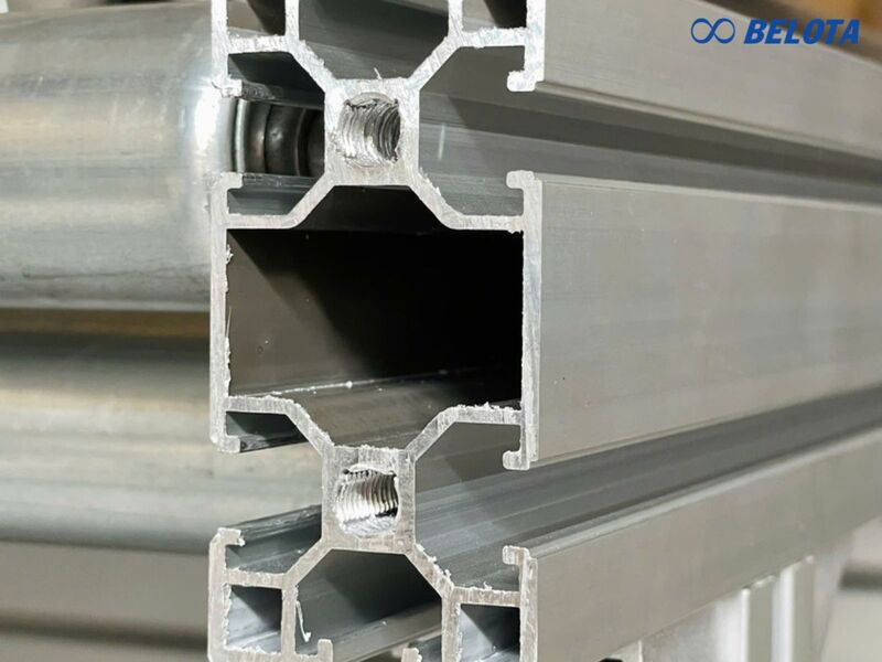 Thiết kế rãnh chữ T trên thân khung cho phép lắp thêm phụ kiện nhanh chóng mà không cần khoan hay hàn